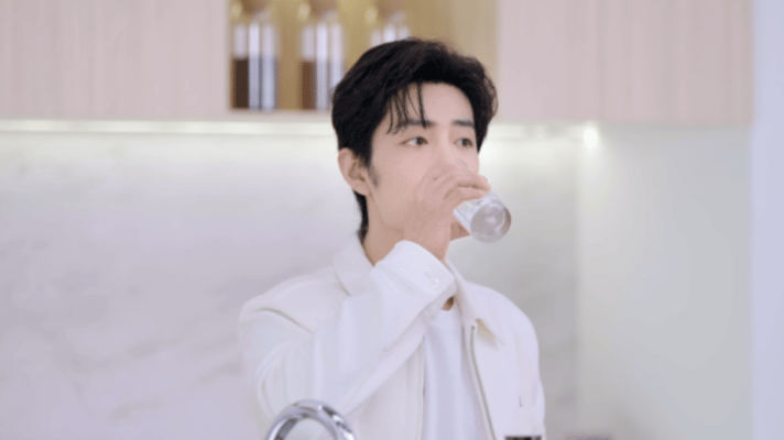 肖战携手安吉尔两周年 安吉尔与肖战合作两周年纪念，一路走来的每一次品牌亮相都大气