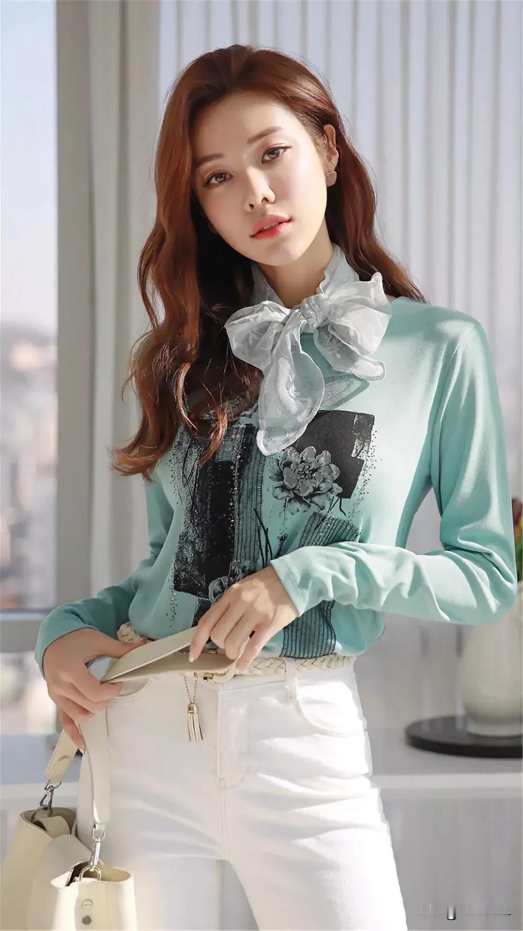 温柔蓝调穿搭真的太绝了，自带清新自然美！
夏天穿蓝色系就像自带清爽滤镜。有初恋感