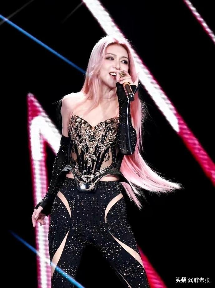 香港最后一个甜妹的着装真的太会挑了！

薛凯琪在演唱会↑真的放飞自我了，太会穿了