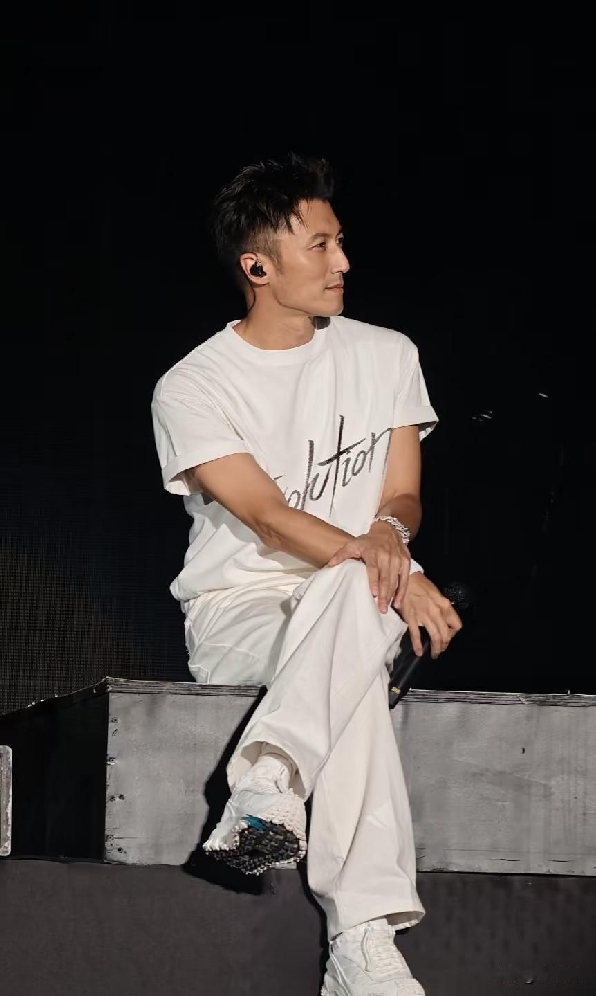 ​不转一圈，谢霆锋也不知道他是那么爱王菲，所以又把她追回来了。

张和谢他俩都是