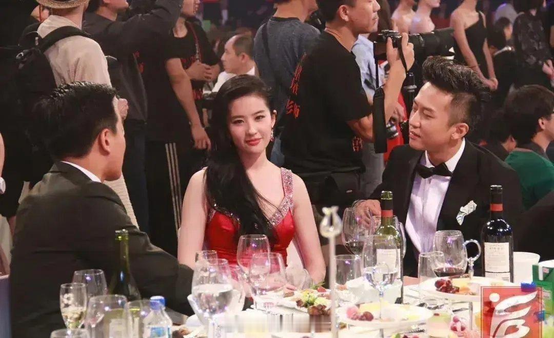 刘亦菲这般女子，也有无奈之时，偏你这厮不造化，让洒家见了也替她难过。 ​​​