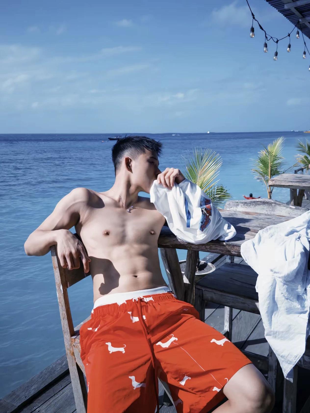 海边度假。轻柔的海风亲吻着身上的每寸肌肤，海鲜，扎啤更是绝配。愿这美好时光能永远