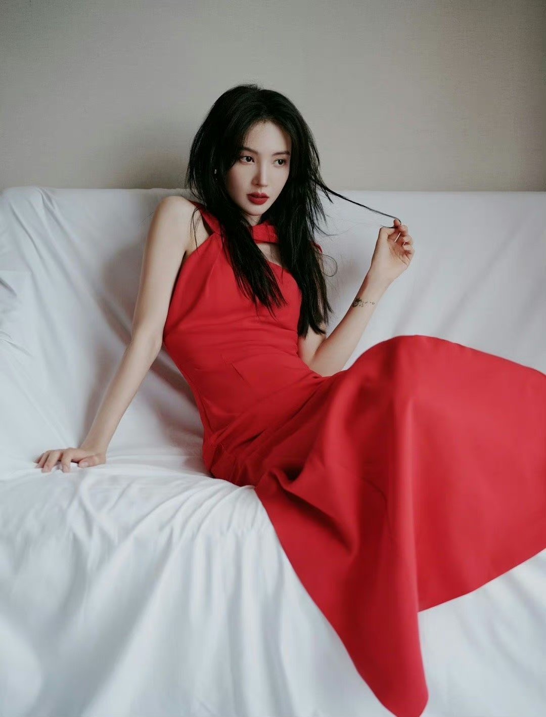 金晨饰演的安娜，在电影中的遭遇让人心疼，她在角色中遭受的苦难让人共情，演技没得挑