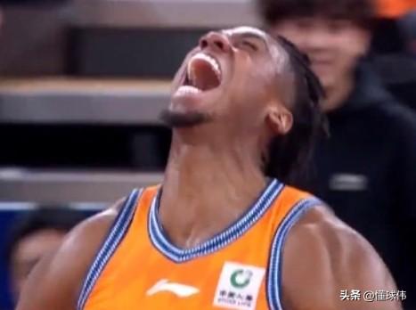 夸张的内线统治力！洛夫顿谈怀特塞德：

“他今晚又统治了内线。”

“对手拿他一