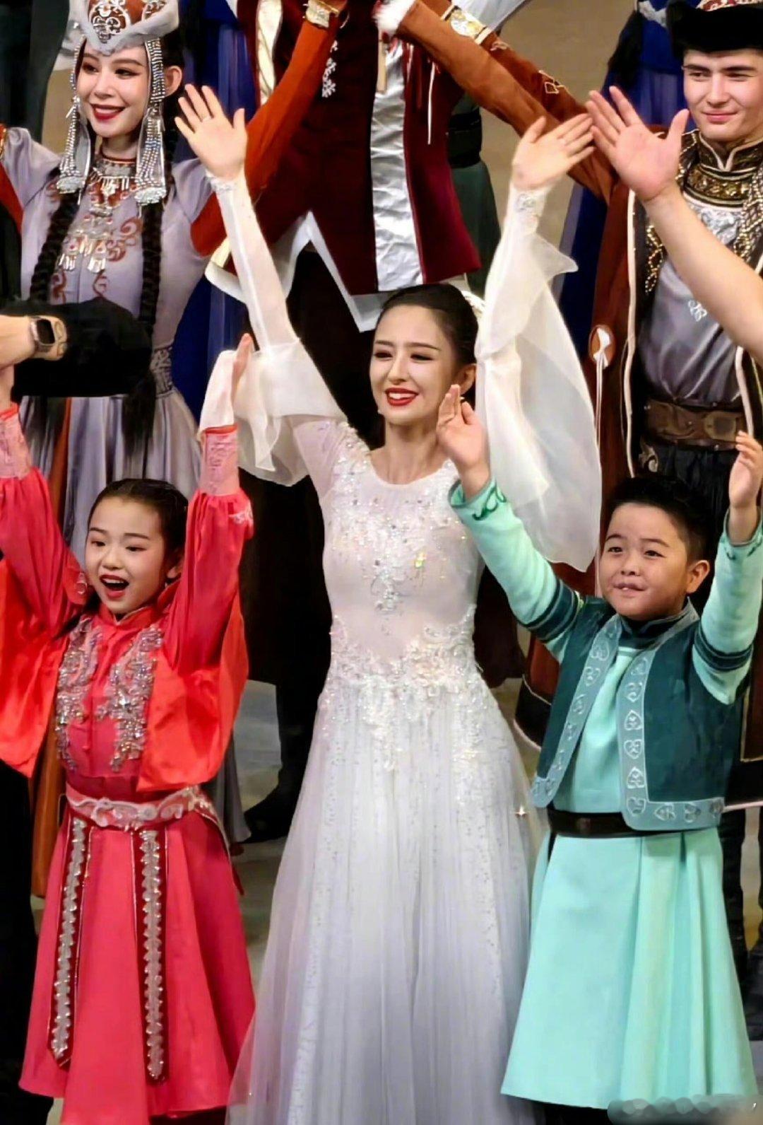 董璇女儿佟丽娅儿子同台表演 原来现实生活中真有青梅竹马，朵朵真的跟陈思成一个模子