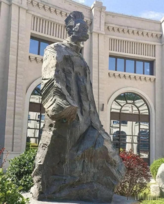 这是鲁迅的雕像，你信吗？
这个雕像坐落于延安文艺纪念馆大门外侧广场。
官方告知作
