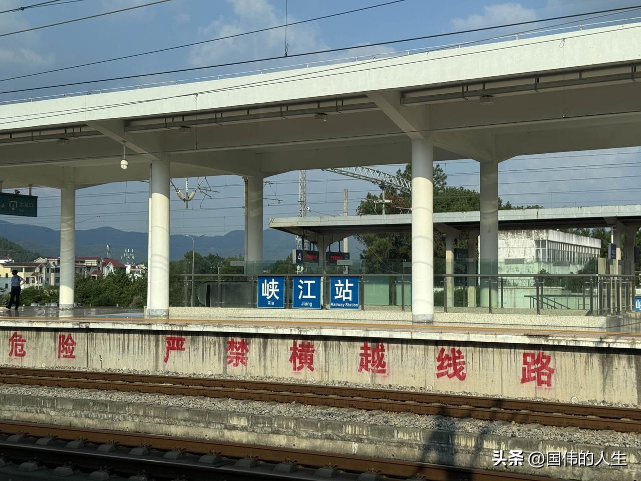 又一个老板跑了！
今天东莞公司发工资，听一个员工说他一个亲戚所在的公司老板跑路了