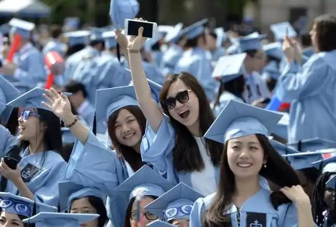 38万留学生里，只有3万多人拿政府补贴，剩下35万是自己掏腰包的
 
大学校园里