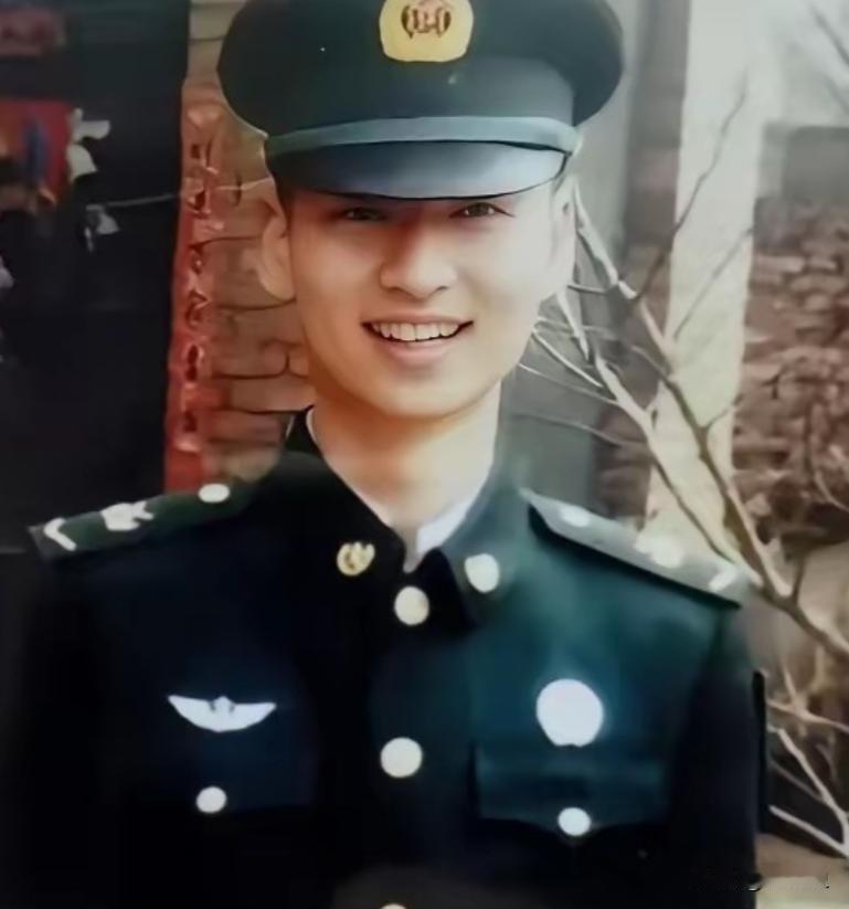 2020年，24岁的儿子不幸牺牲，母亲在整理他的遗物时，发现了一位女孩的照片，她