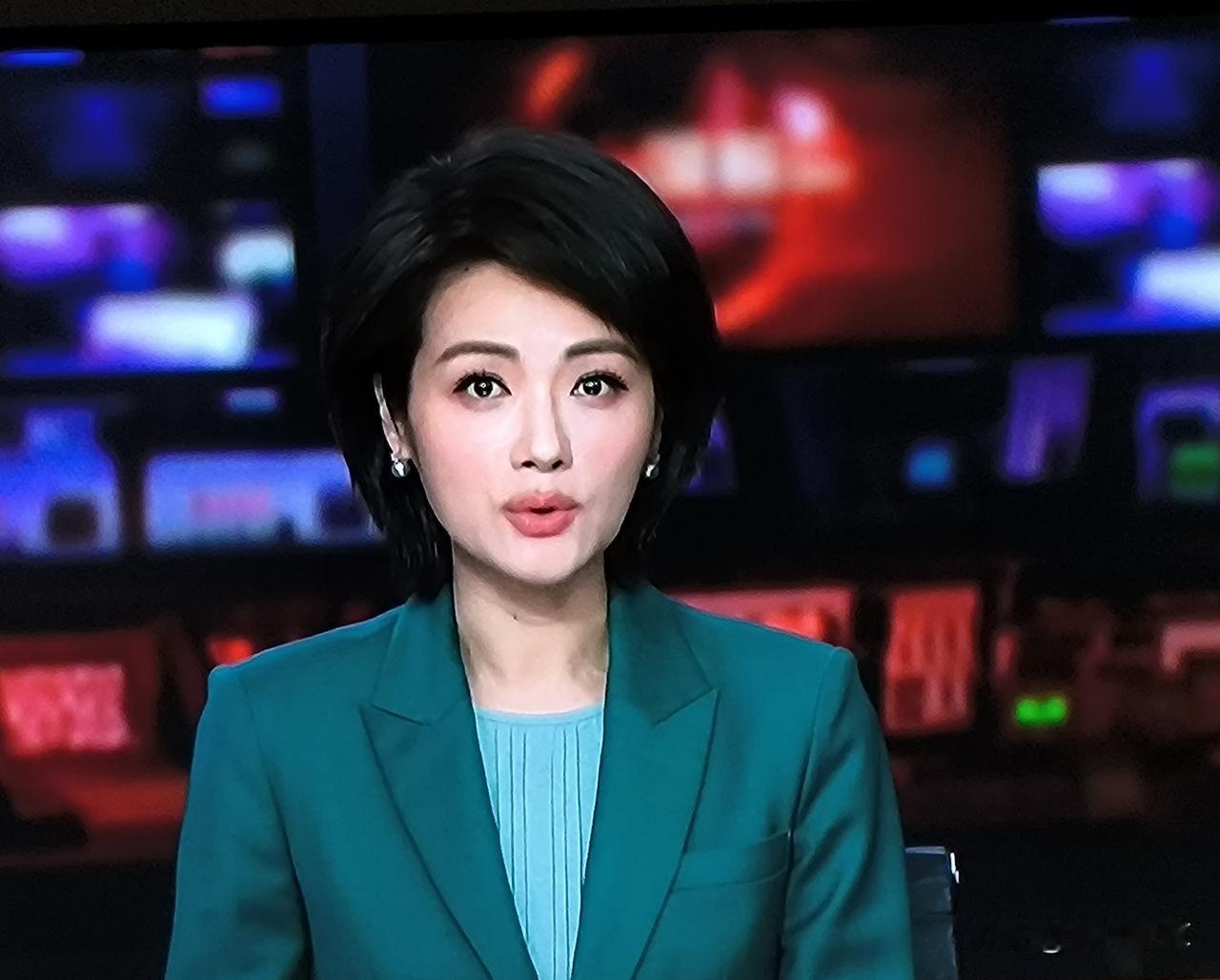 今晚9点的《中国新闻》，董丽萍出镜，森林绿的外套好清新，和夏天的季节很搭，尤其穿