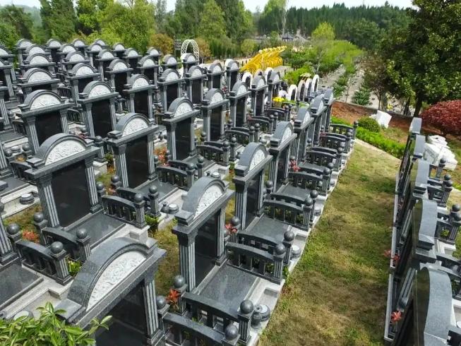 一位陵园管理员说:
“公墓只能使用20年，子孙不可能永远续费，到时公墓管理方会把