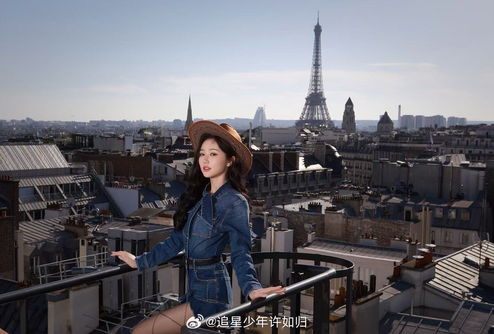 岳雨婷时装周街拍大事很妙 今天这套造型挺有意思，牛仔衣配牛仔帽，站在高处看巴黎。