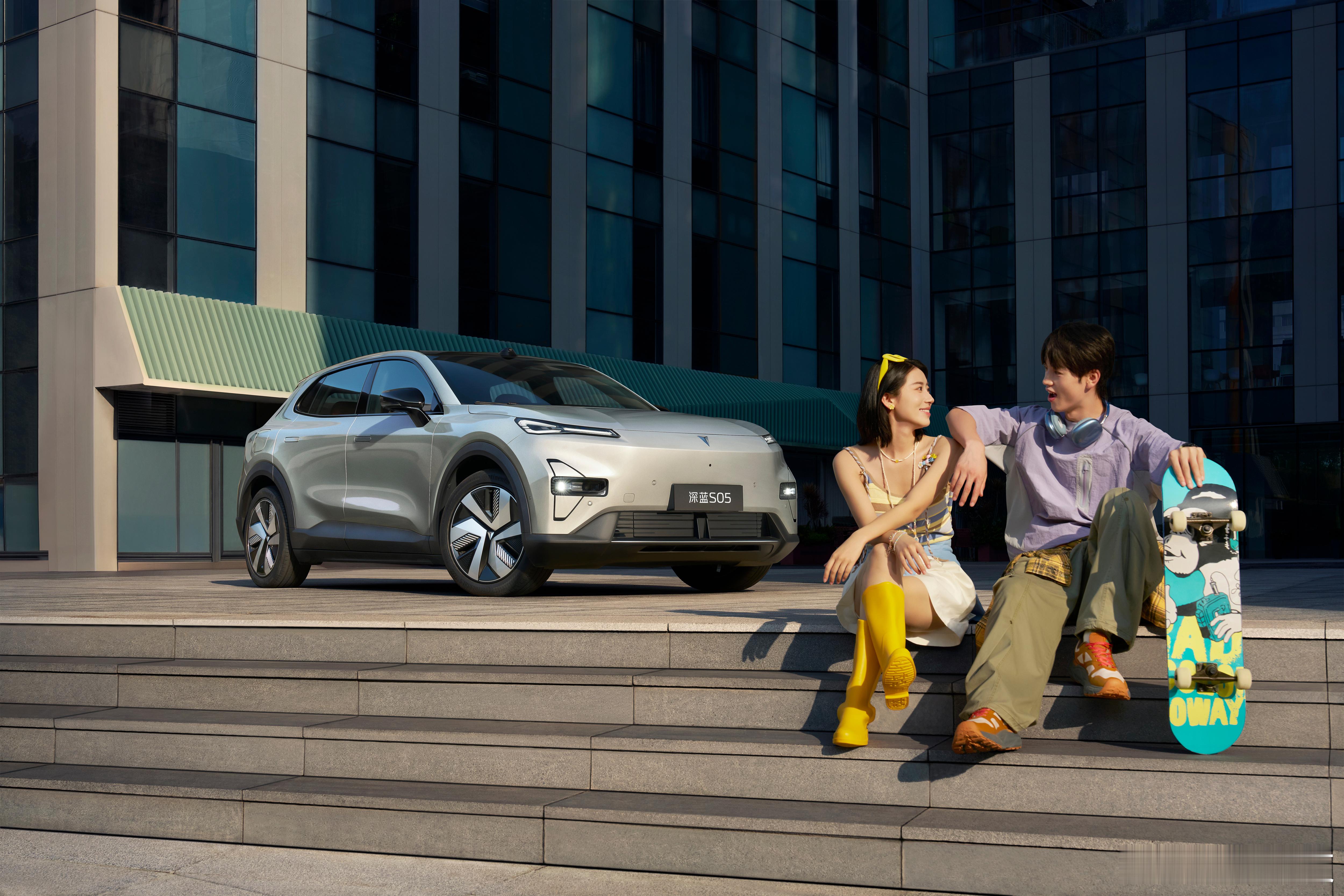 深蓝S05获3月新能源紧凑型SUV销量第一最近深蓝S05可太火了，直接拿下3月新