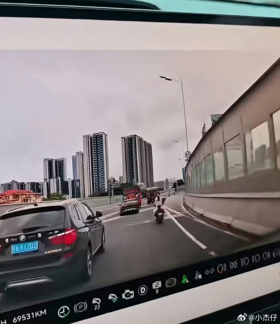 电动车违规上高架桥宝马车主是否冤枉这比窦娥还冤，宝马车主正常驾车在高架的车道，没