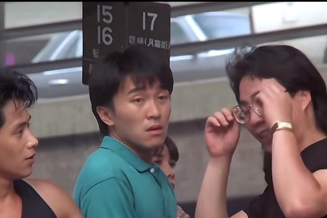 三个朋友在地铁站等车，有说有笑。那时候真年轻。你能认识几位？[作揖][玫瑰]地铁