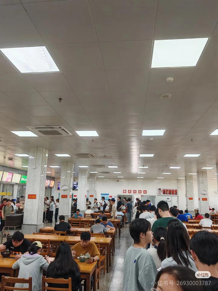 赣味小炒把华科学生都带坏了，下午四点就跑来排队吃一口，快排到食堂门口了！江西辣味