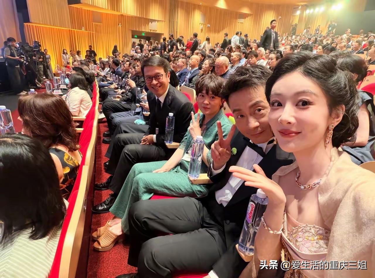 杨紫妹妹被夸上天
今年白玉兰奖，实至名归，花落杨紫，大家心服口服，都夸紫妹妹不仅