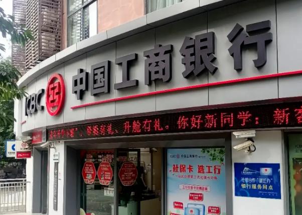 上个月，陪老妈去银行取养老金。前面一位大爷取5万块钱，柜员反复问：“大爷，您取钱