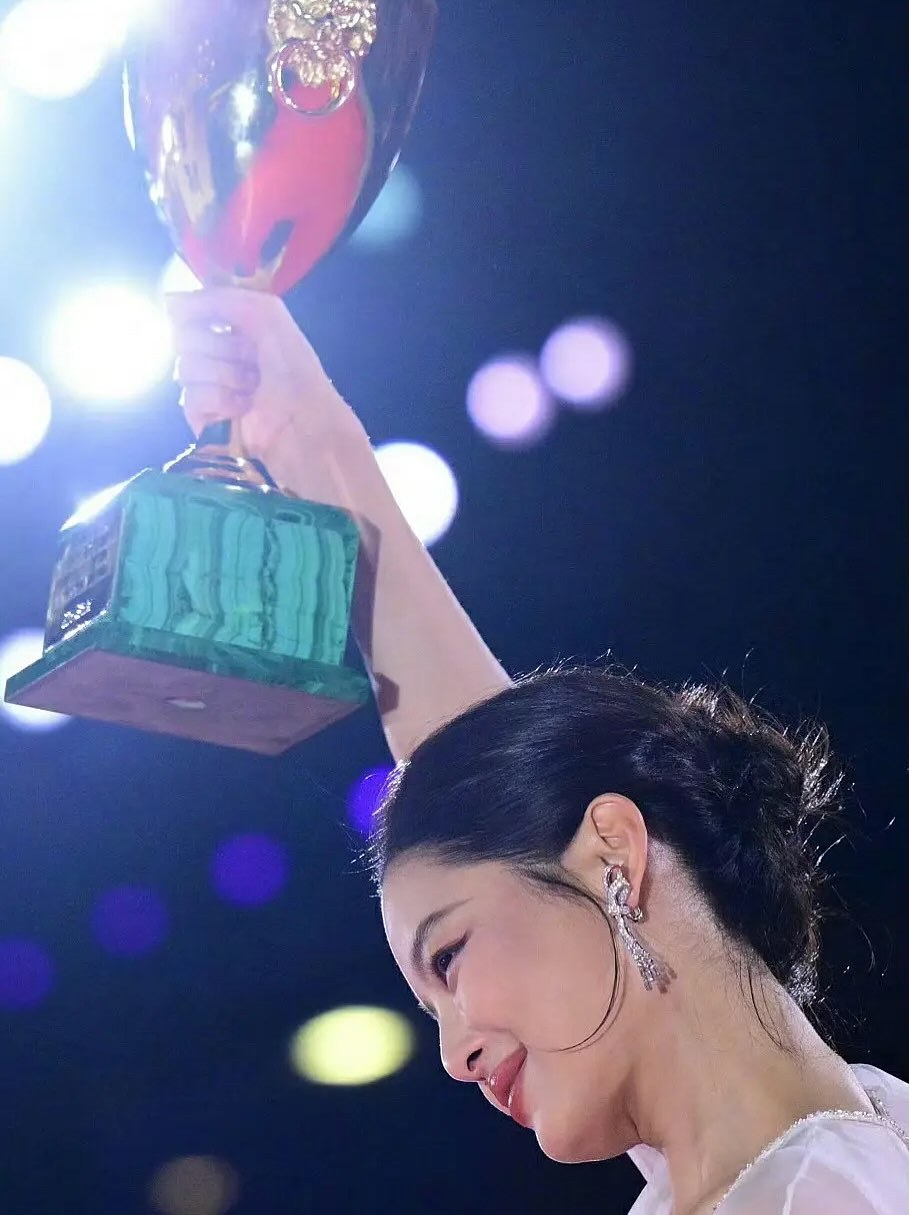 今日各大媒体版头都是威尼斯影后辛芷蕾🏆 ​​​