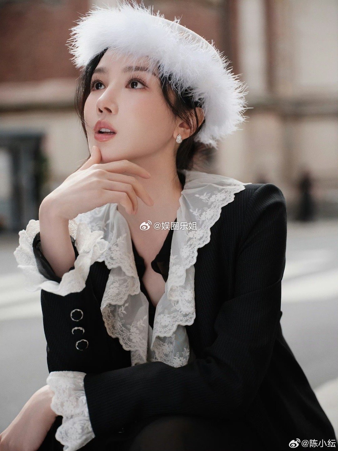 陈小纭米兰首秀｜造型美出天际！一袭黑白配色的复古裙装，蕾丝翻领配袖口花边，轻盈黑