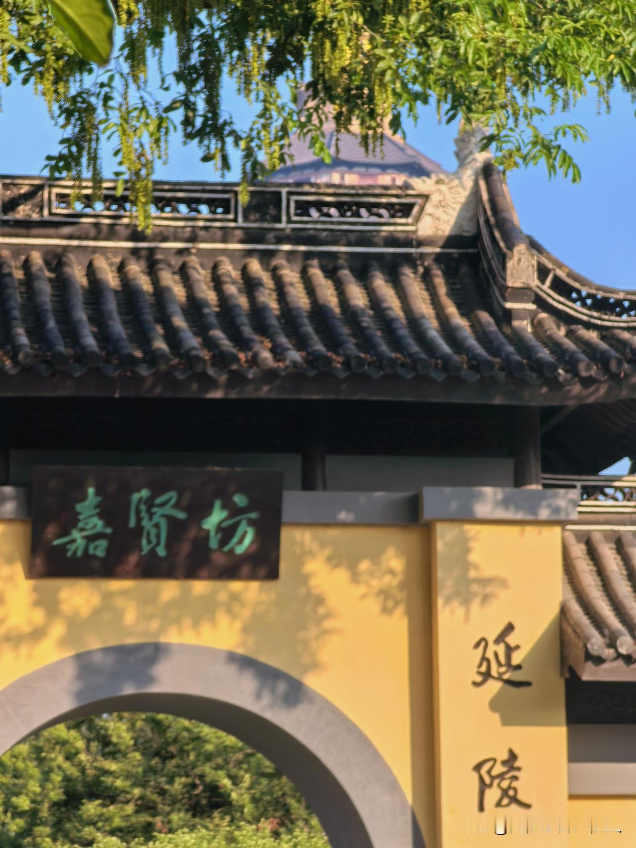 天气预报说这几天最高气温都是38℃，嘉贤坊边的长廊下乘个凉。
