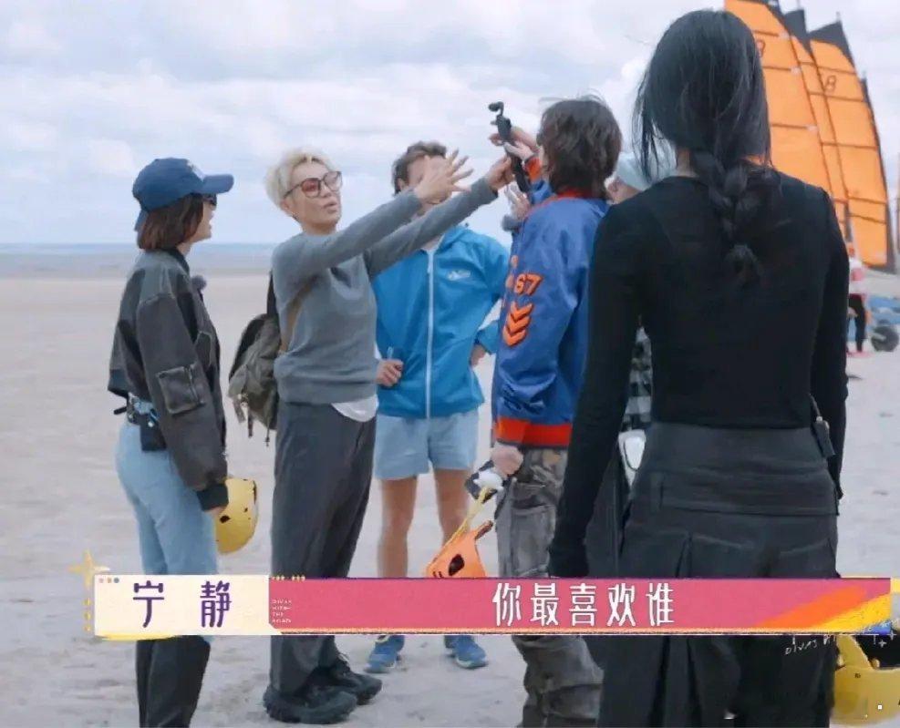 赵昭仪在法国体验帆船时，觉得带自己的法国教练很帅，看着教练的眼神冒着粉红色泡泡，