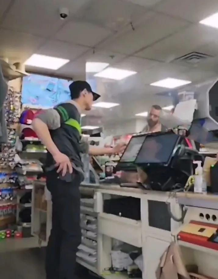 美国奇景：超市被零元购搞怕了，给收银员配枪，边收钱边摸枪。

最近，一组奇葩画面
