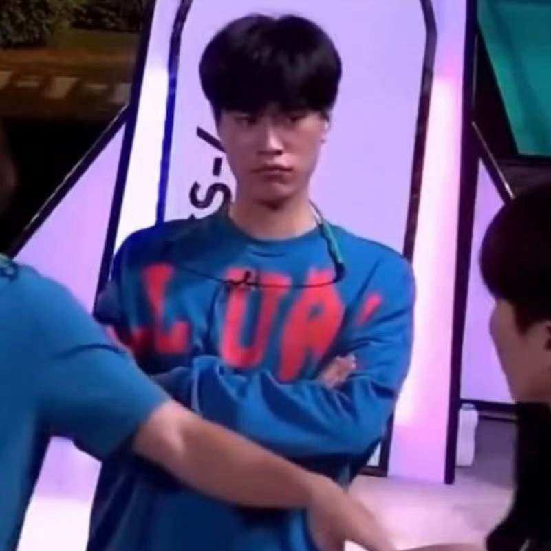 Angle 说每次他们三个人一起出门时，猪猪总是会抢着坐副驾驶（坐在Indy旁边