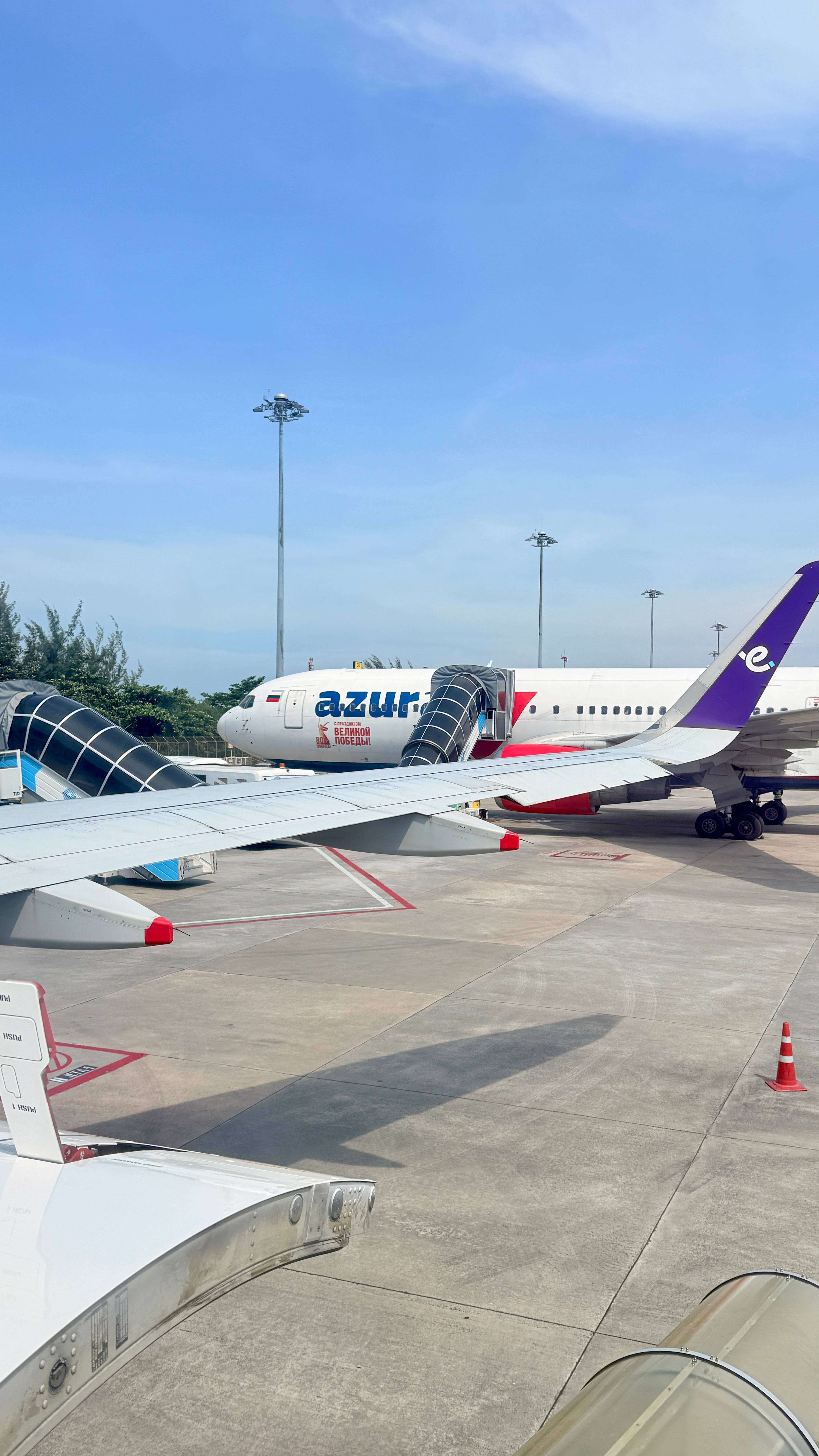 在普吉岛的海边机场等待起飞～🛫已经下好三集亲爱的x  好不舍快大结局了… 