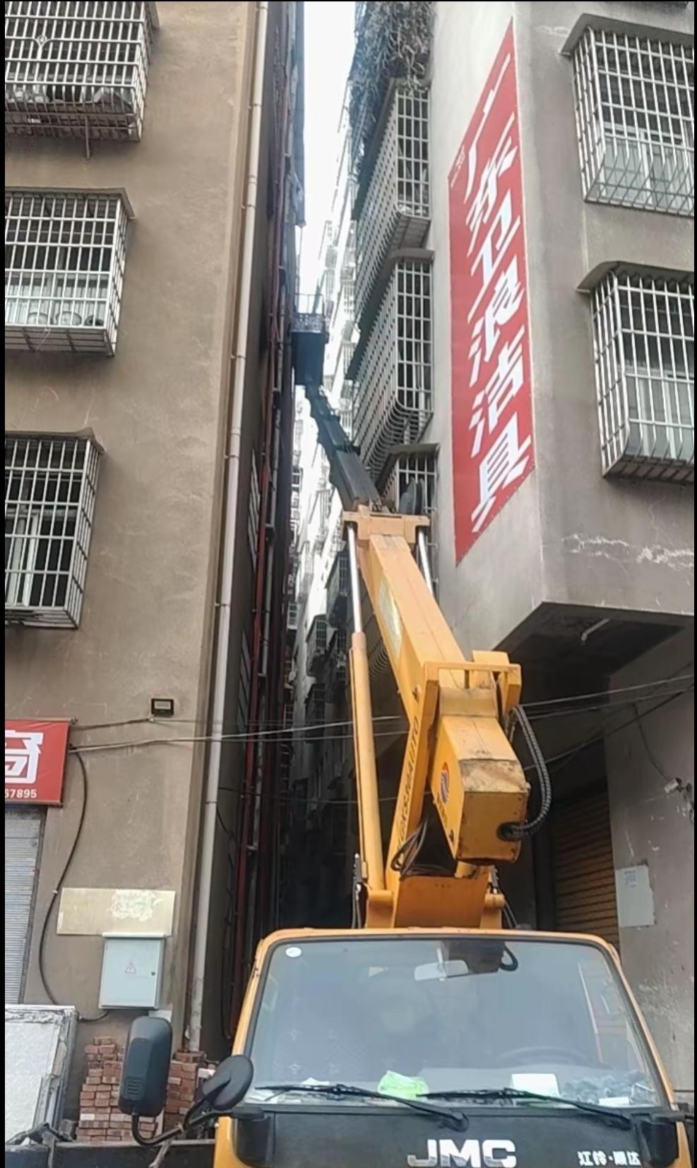 窄巷子的作业登高车，这个东西应该是挺常见的吧！

即使这种不常见的，登高车应该是
