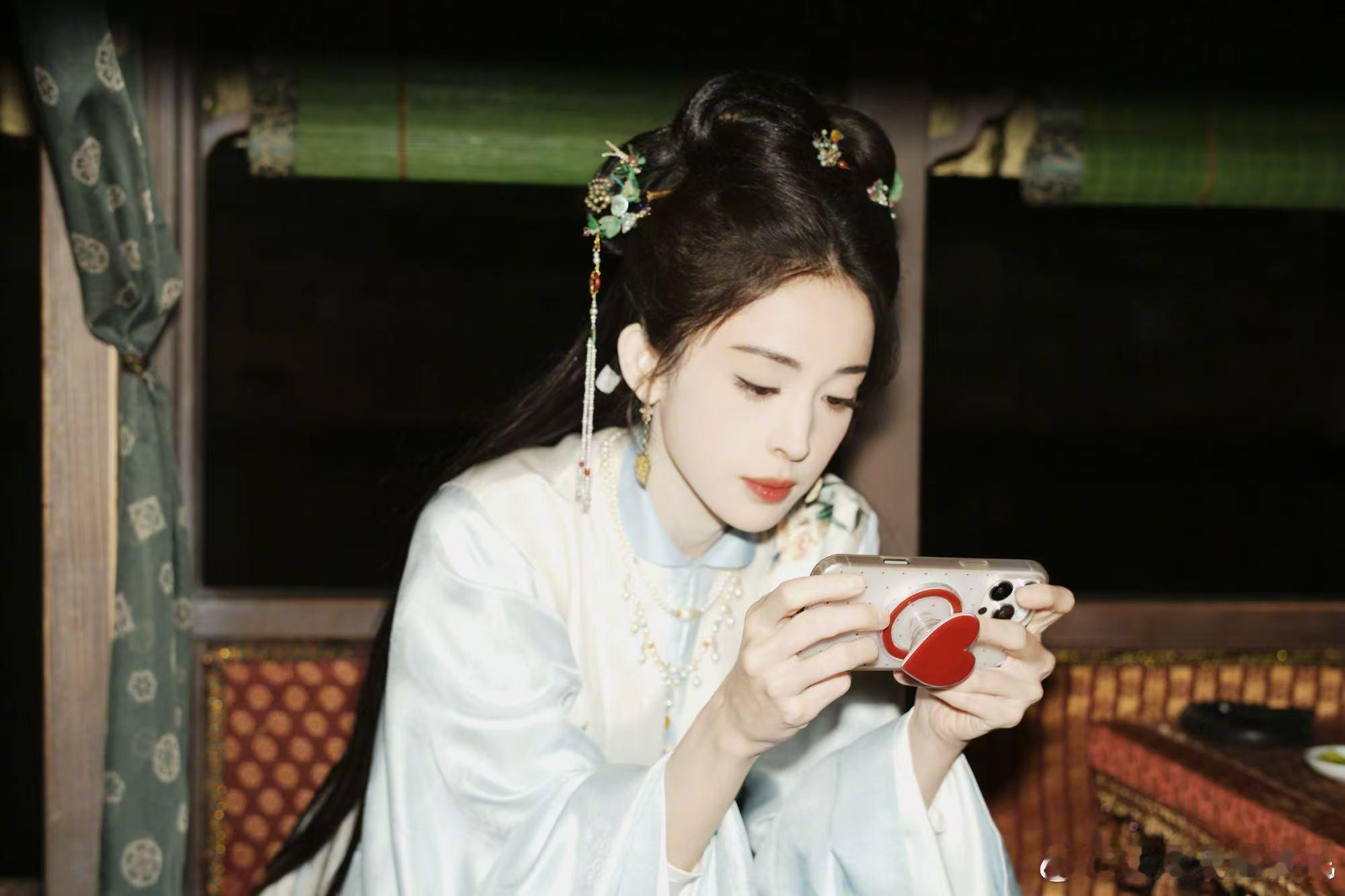 娜扎发荣善宝九宫格 每一次娜扎分享荣善宝的日常，都能让人感受到她满满的爱与关怀。