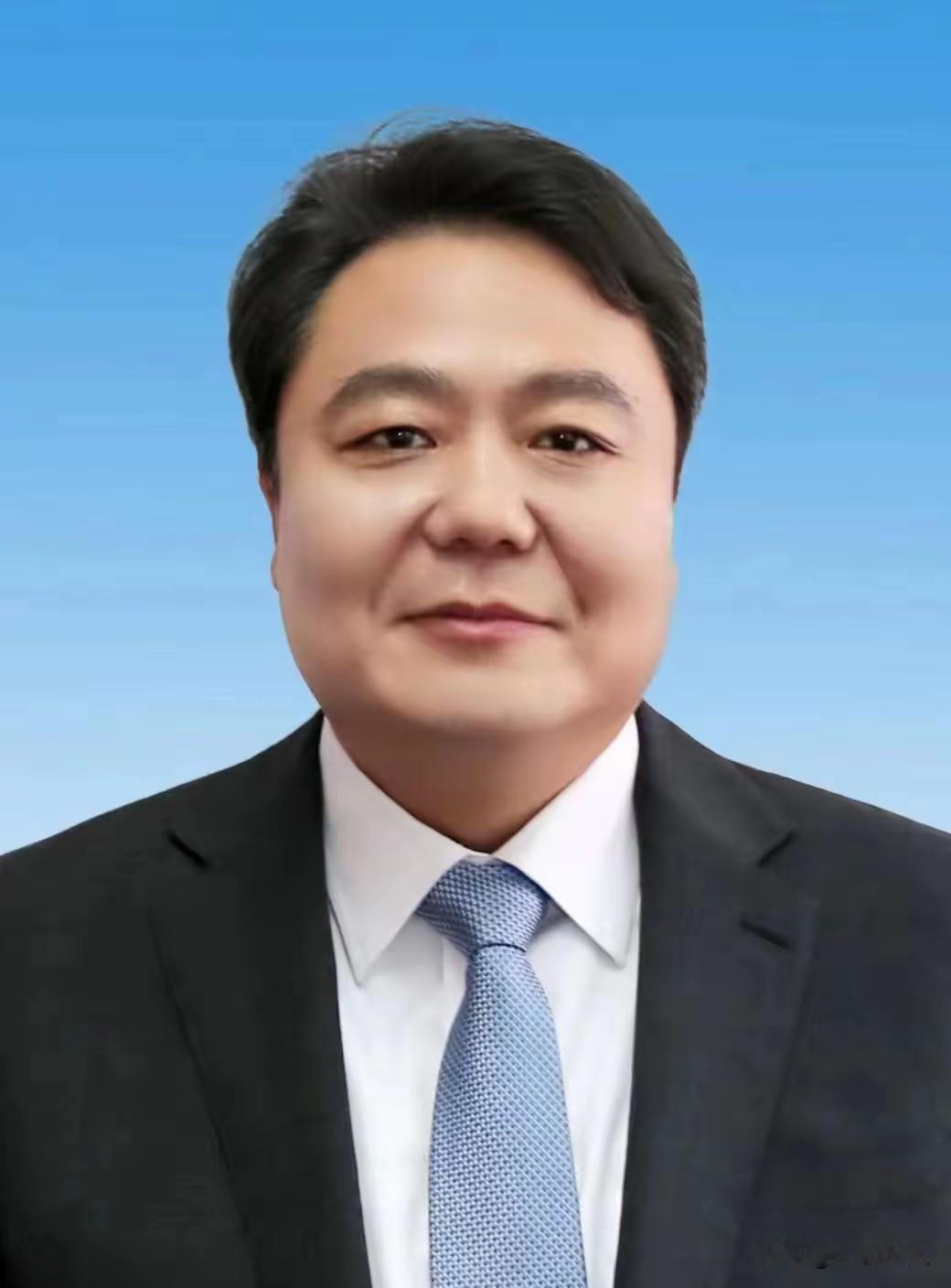 面相分析：路红伟的面相与命运
一、整体格局：外圆内方，城府深藏
 
- 脸型：属