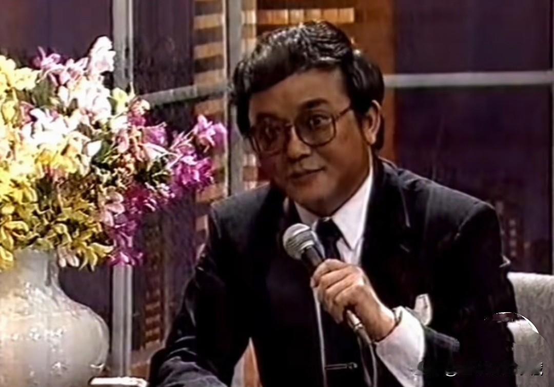 年轻的王刚确实帅气！主持综艺大观的王刚带头发乌黑浓密，一身黑色西装外套，白衬衫搭