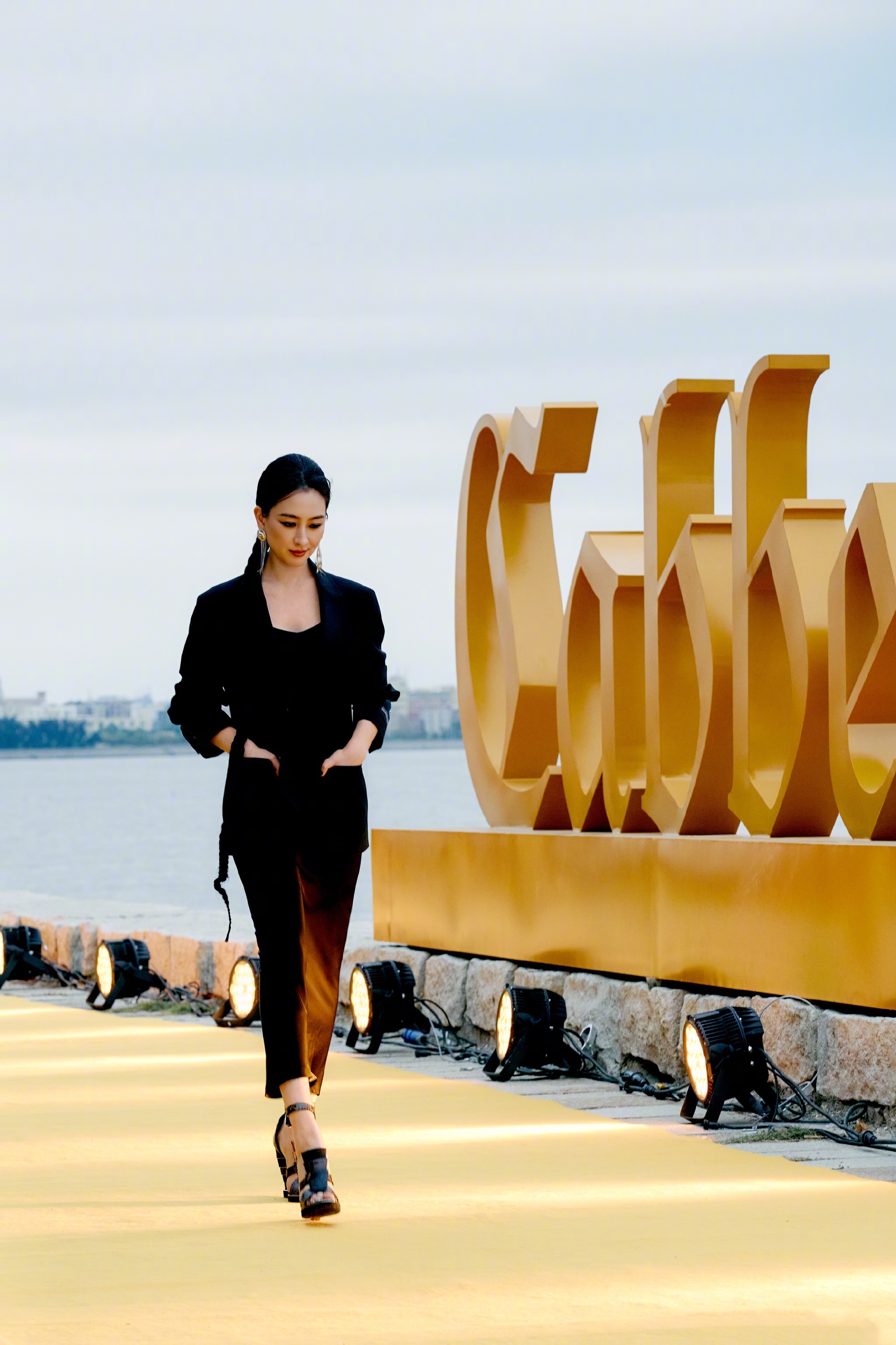 马苏姐姐，粗马尾，黑色长裙，好迷人的马漂亮。马苏