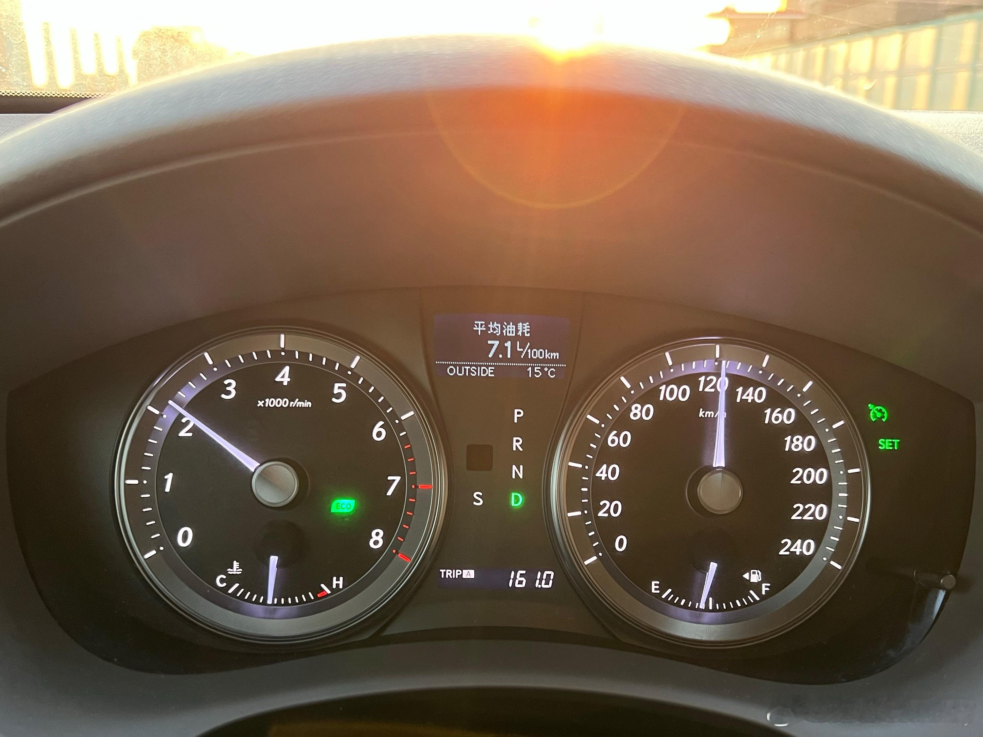 我觉得真的只有机械仪表才能做出这种通过材质搭配和立体来营造的精致感，ES这个仪表