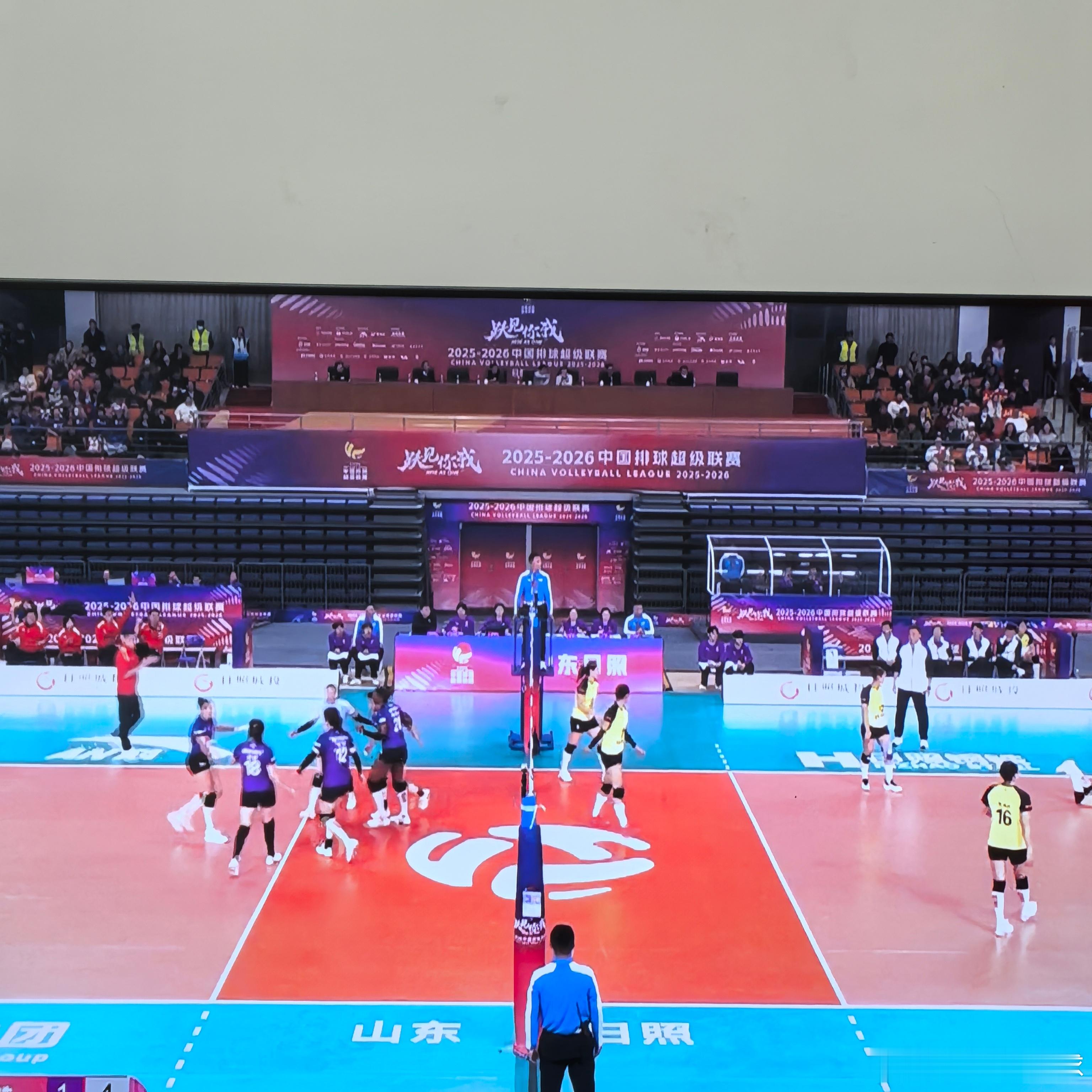 打太难看了，拼接发和失误，收音麦还放替补席那边，吵死…一会儿换台看男排世俱杯洗洗