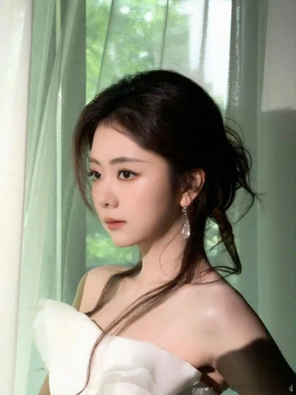 谭松韵家厕所装个观众席吧毛雪汪再好的小事都没法中断闺蜜对话，这样热衷闲聊的状态，