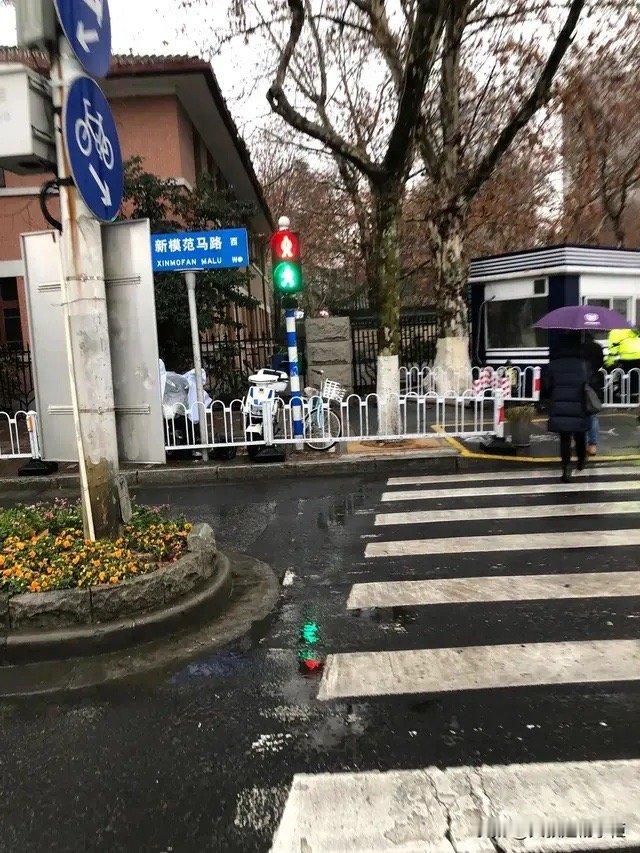 这个灯是该走，还是该停？ ​​​