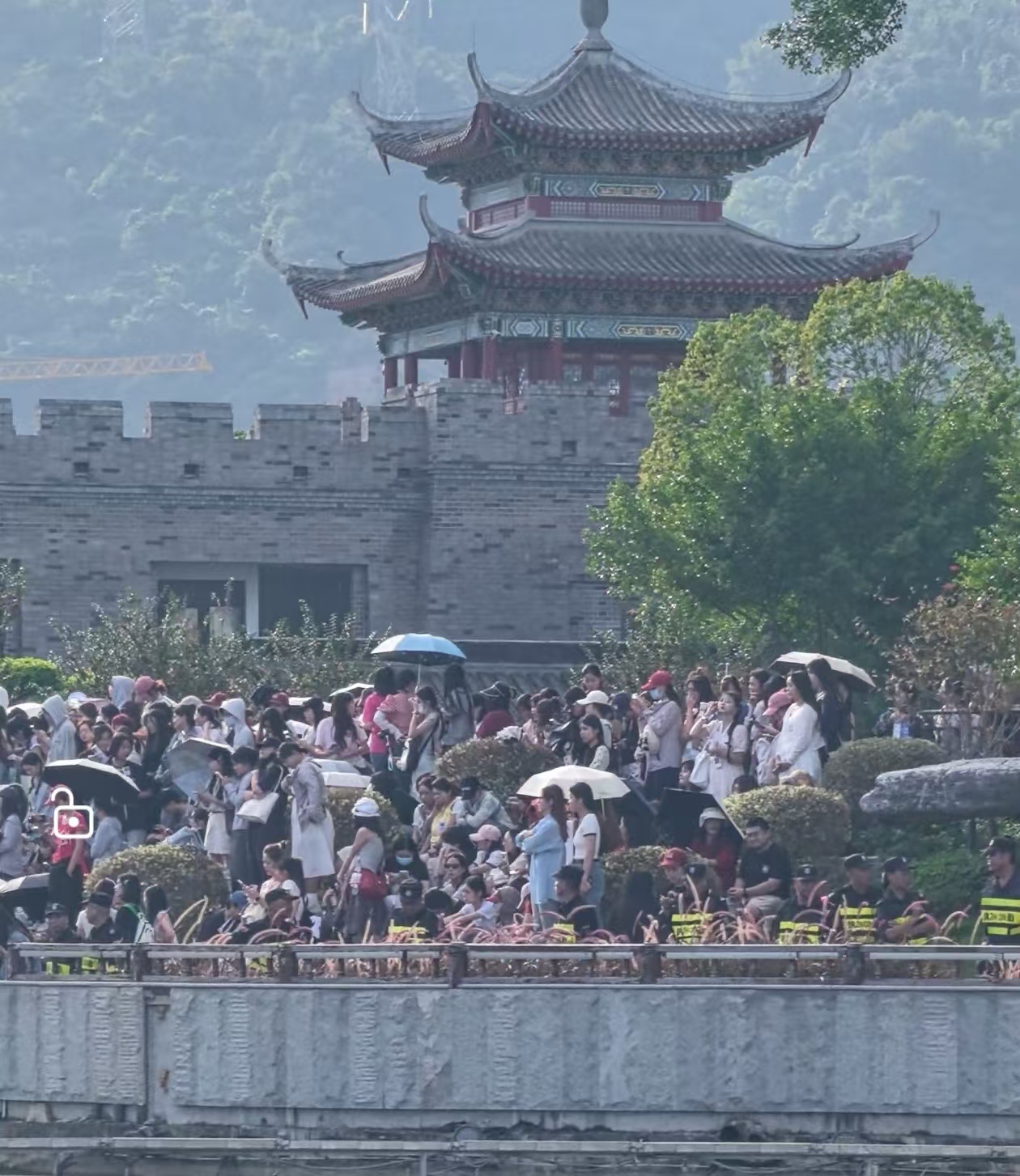#易烊千玺福州场外应援#、#易烊千玺福州线下人气# 易烊千玺这次福州线下人气真的