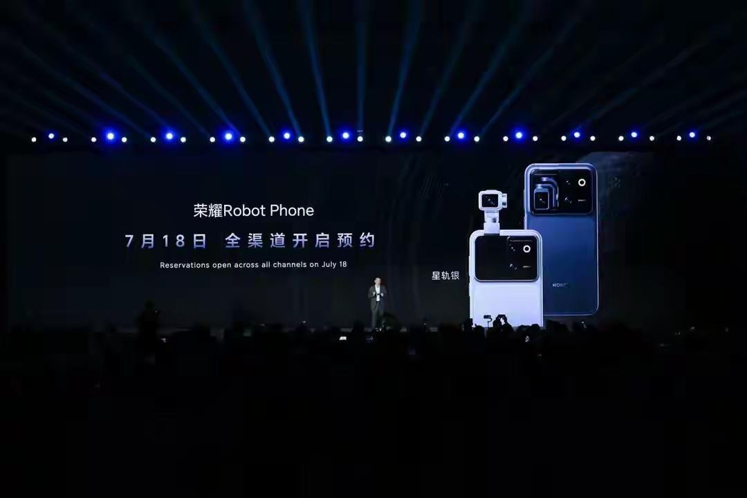 在今天的WAIC世界人工智能大会上，荣耀CEO李健现场官宣了全球首款机器人手机荣