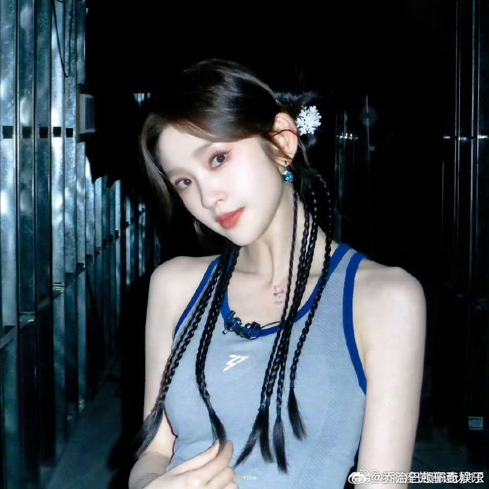 唐艺昕演我看世界杯 刷到唐艺昕观赛片段瞬间共情，世界杯每一次进攻防守都让她情绪波