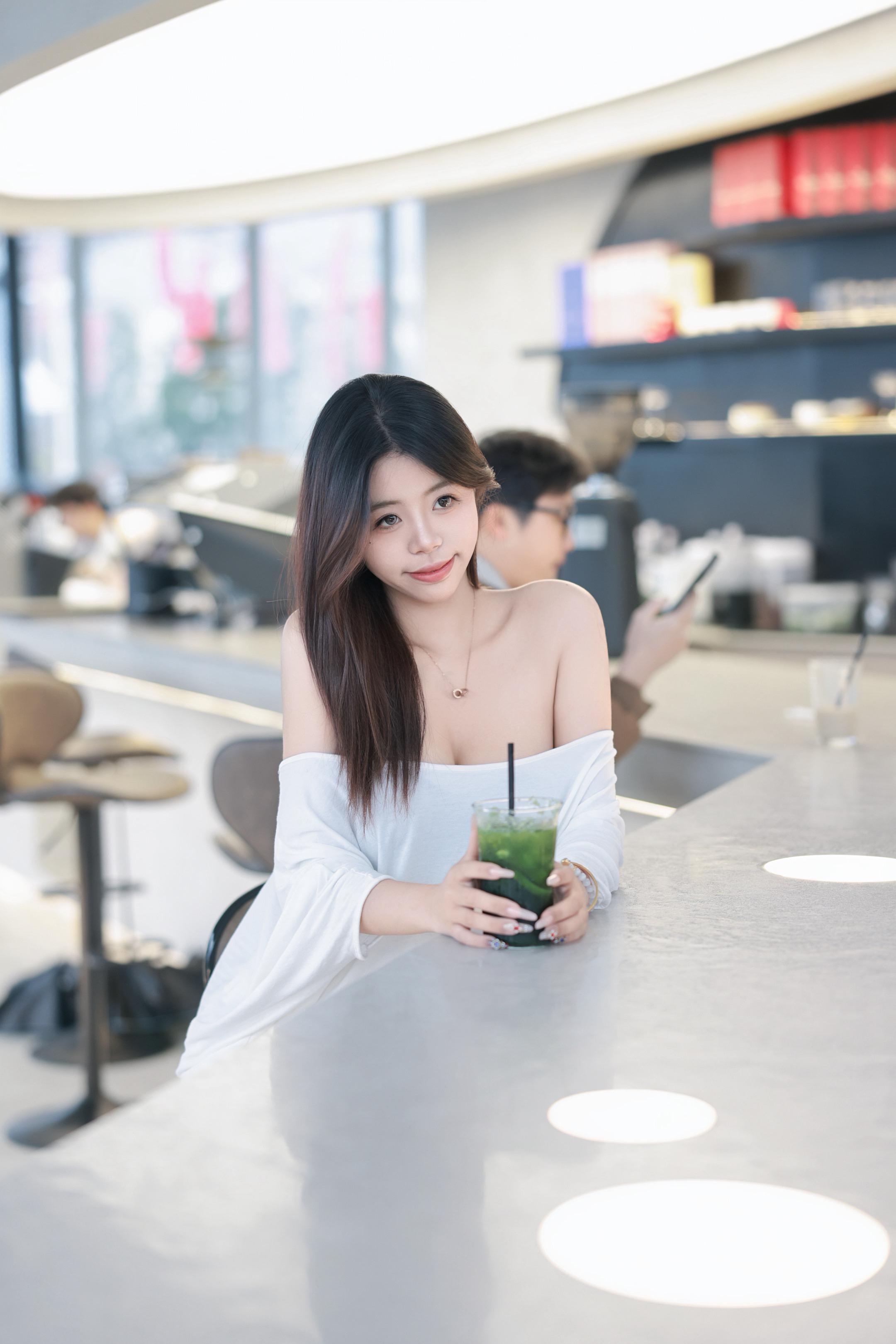 抓拍了一个好看的小姐姐。