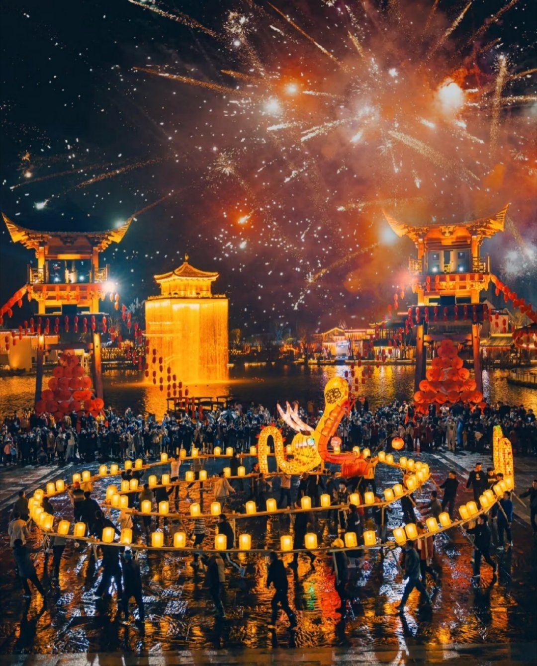 买好新衣服但不肯回家的年轻人  过年连新衣服都买好了就差车票了 新年战袍是必须有