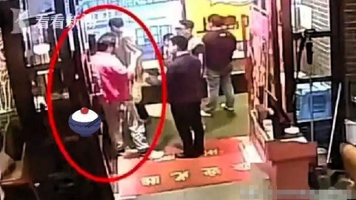 上海外滩和平饭店这次的处理方式，看完格外解气。

网传有外籍食客在店内消费大几千