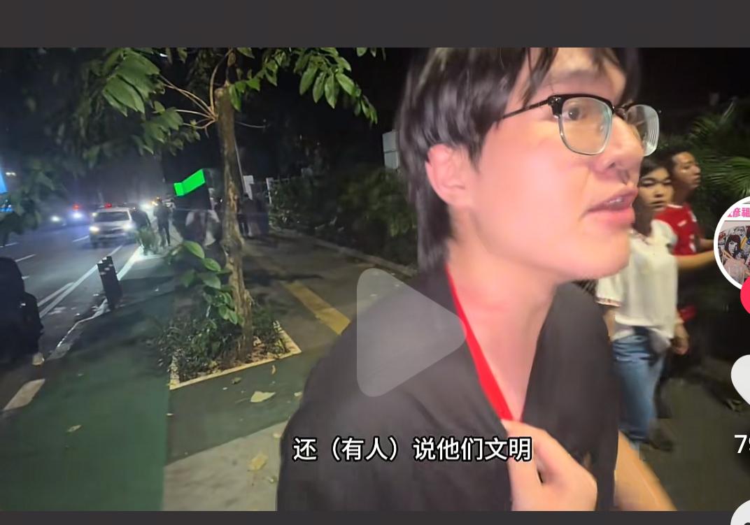 输球又输人，球踢不过印尼，场外球迷也被印尼猴子打了。还跑到镜头面前告状，一脸怒气