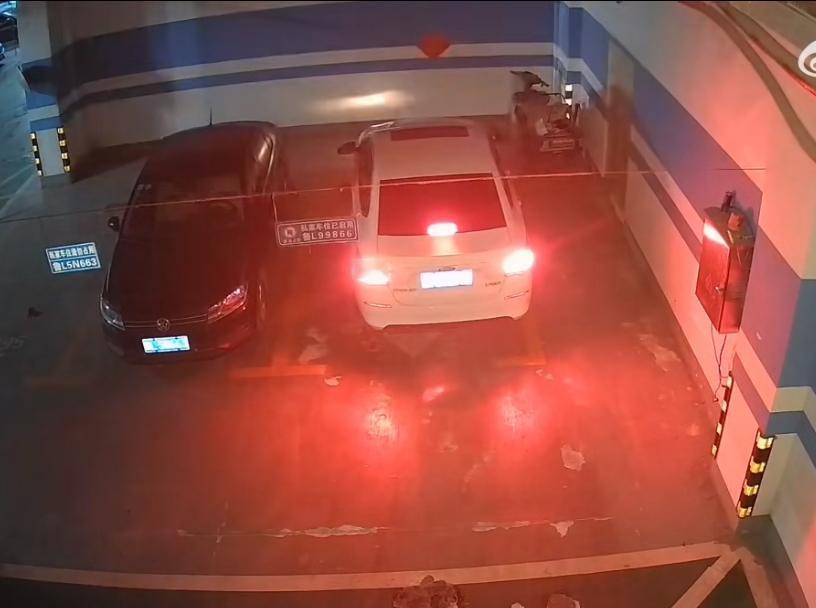 小仙女占业主停车位，业主电话她挪车，借口人在外地，业主一气之下把车堵在出口。轮到