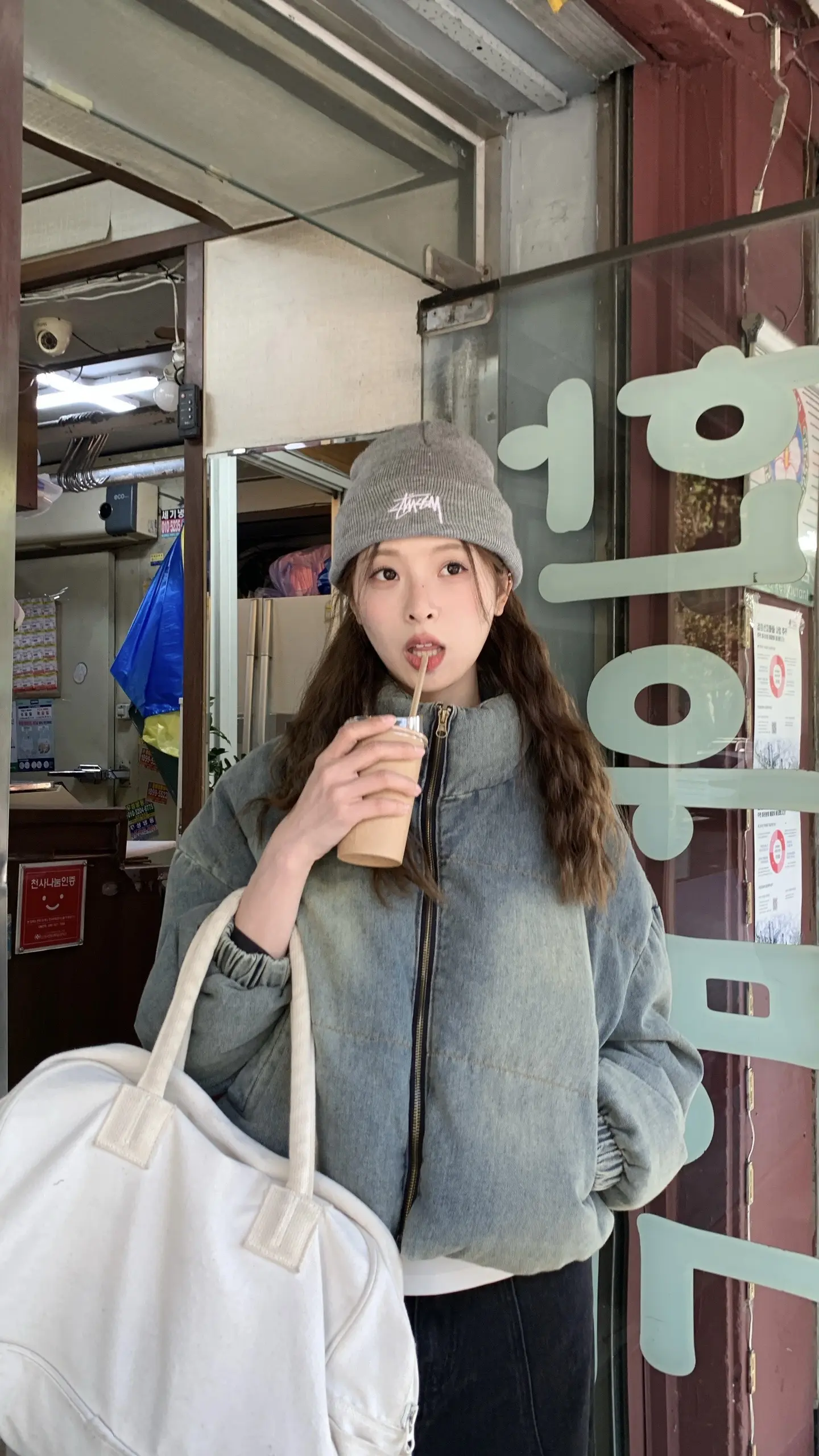 她带着土星耳钉夹杂南方的口音。