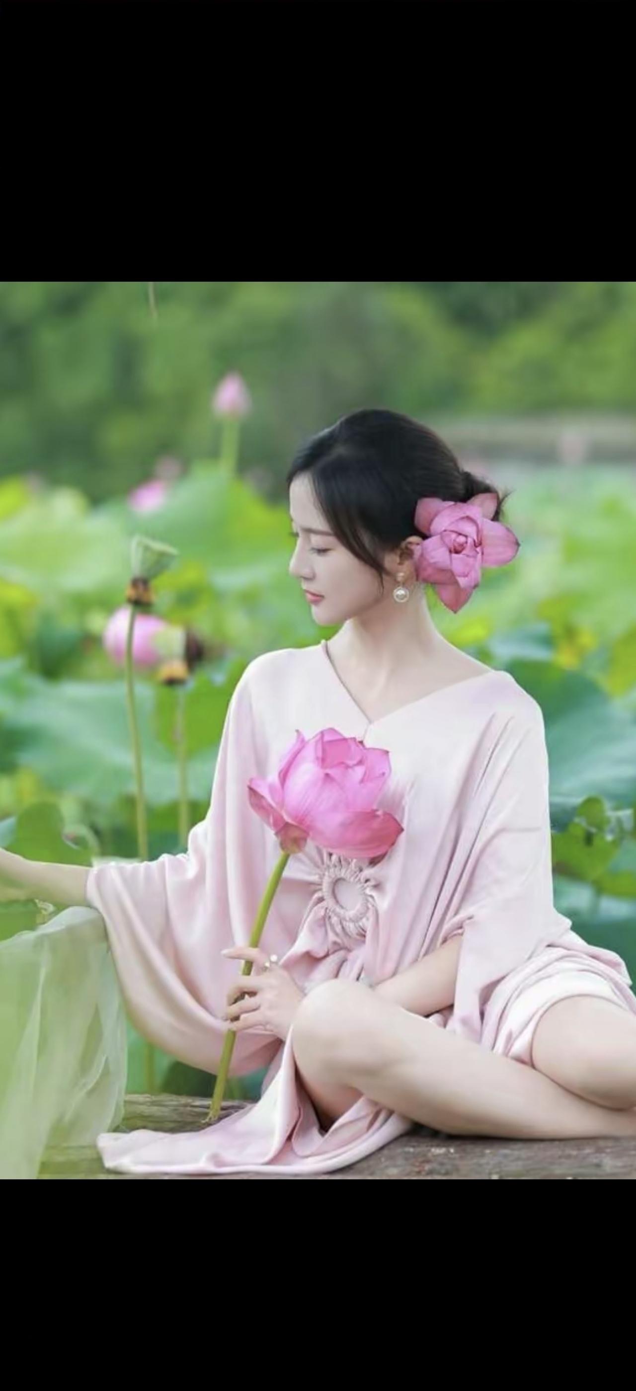 莲花香里坐，心随水月闲。
