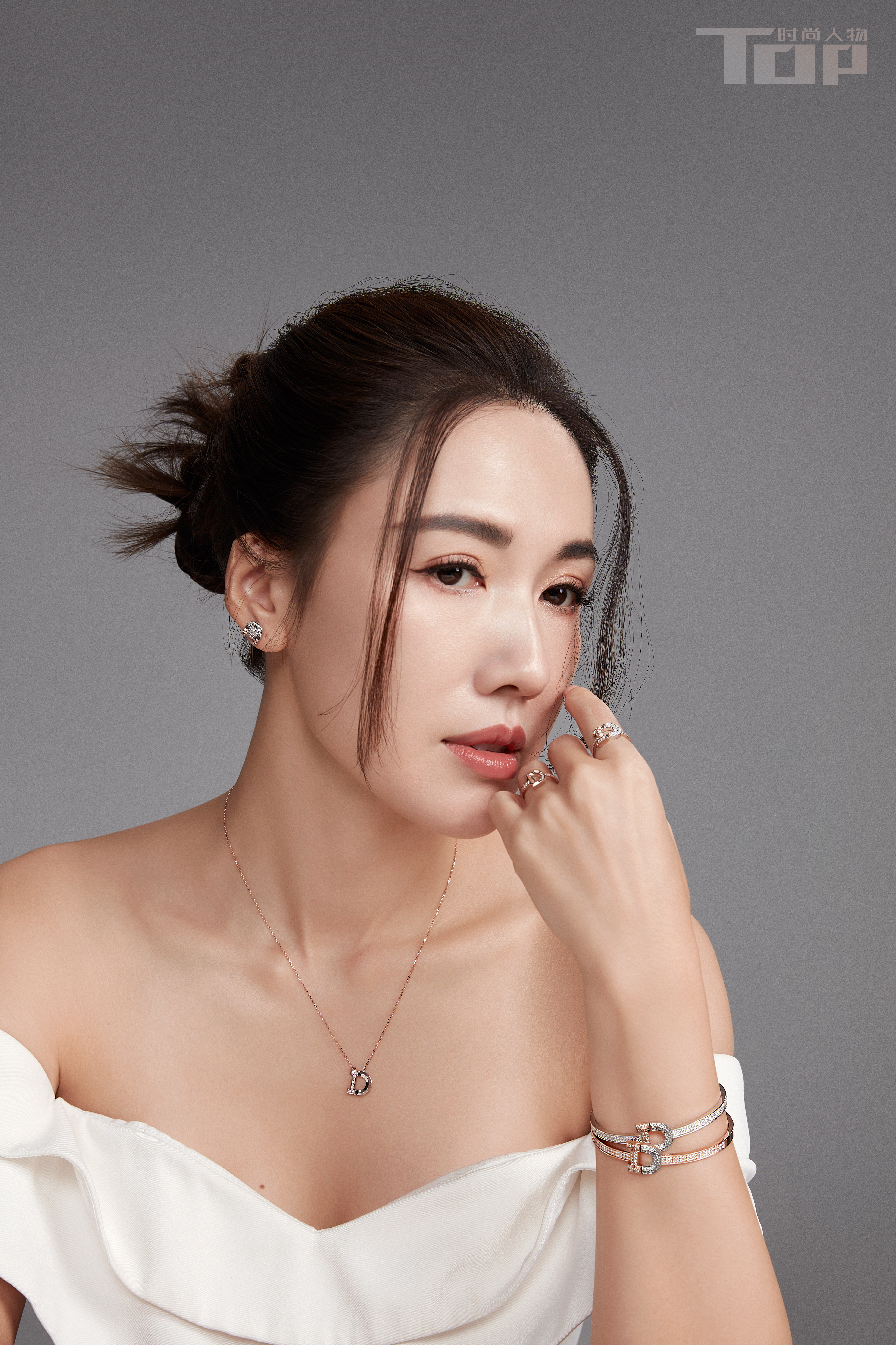 #李施嬅[超话]# 在从容自治天地绚丽绽放，笑靥慵懒迷人，浑身散发的松弛感与珠宝