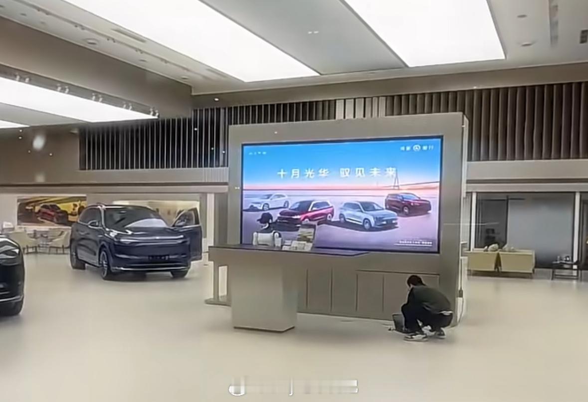 赛力斯也搞了人形机器人？之前都没什么消息啊？忽然就被拍到在问界展厅[并不简单]是